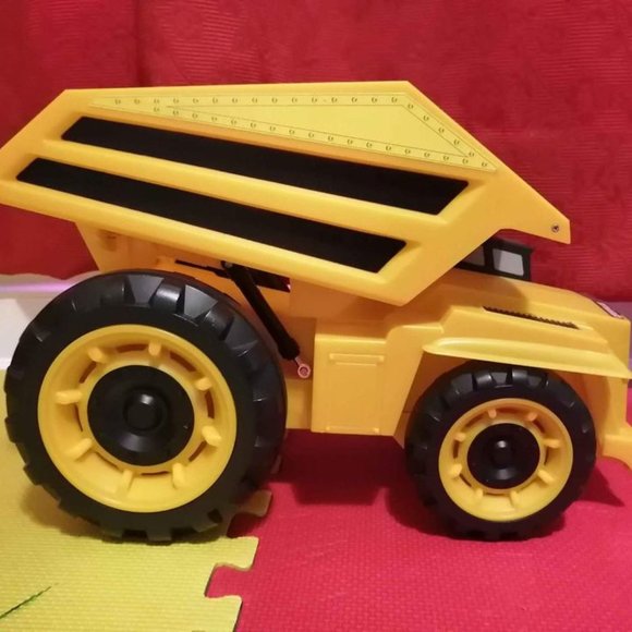 Large toy Caterpillar truck - Picture 2 of 2